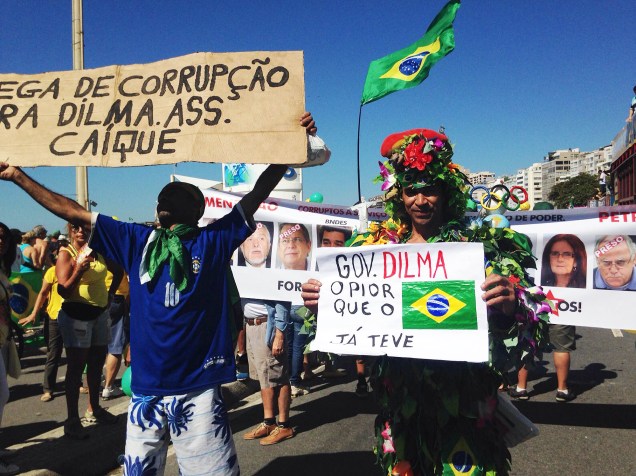 Protesto contra governo Dilma é realizado na orla de Copacabana, neste domingo (16)