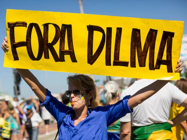 Manifestantes se concentram na avenida Atlântica em Copacabana na cidade do Rio de Janeiro, para protestar contra o governo da presidente Dilma Rousseff e PT neste domingo (16)