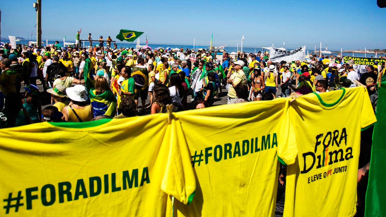 Manifestantes se concentram na avenida Atlântica em Copacabana na cidade do Rio de Janeiro, para protestar contra o governo da presidente Dilma Rousseff e PT neste domingo (16)