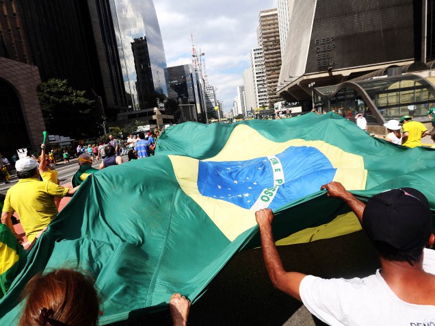Protesto contra o governo da presidente Dilma Rousseff (PT), na avenida Paulista, neste domingo (16)