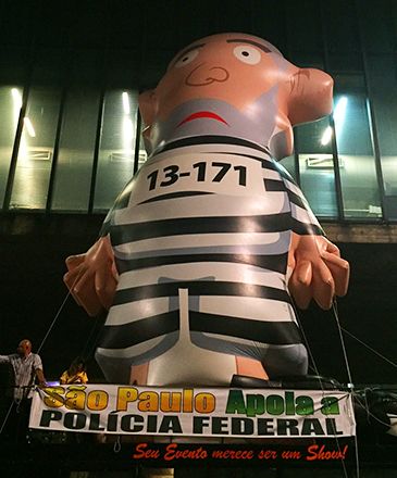 Pixuleco do ex-presidente Lula, em manifestação na Avenida Paulista, na noite desta sexta-feira (04)