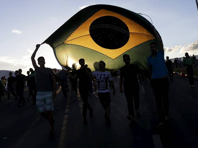 Protesto contra o governo de Dilma Rousseff e a nomeação do ex-presidente Lula, ao cargo de ministro-chefe da Casa Civil, em frente ao Palácio do Planalto, em Brasília (DF), na noite desta quinta-feira (17)