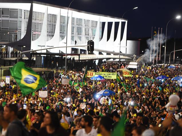 Protesto contra o governo de Dilma Rousseff e a nomeação do ex-presidente Lula, ao cargo de ministro-chefe da Casa Civil, em frente ao Palácio do Planalto, em Brasília (DF), na noite desta quinta-feira (17)