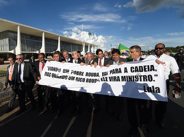Deputados da oposição protestam em frente ao Palácio do Planalto, em Brasília (DF), nesta quarta-feira (16), contra a nomeação do ex-presidente Lula, ao cargo de ministro-chefe da Casa Civil