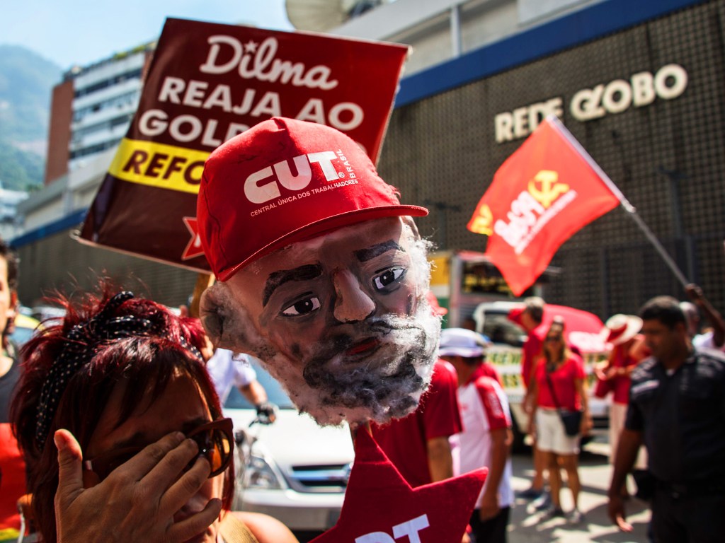 A Central Única dos Trabalhadores, a Força Sindical e Militantes do PT realizam manifestação em frente a sede Administrativa da Rede Globo, em Botafogo, no Rio de Janeiro, neste domingo (06)
