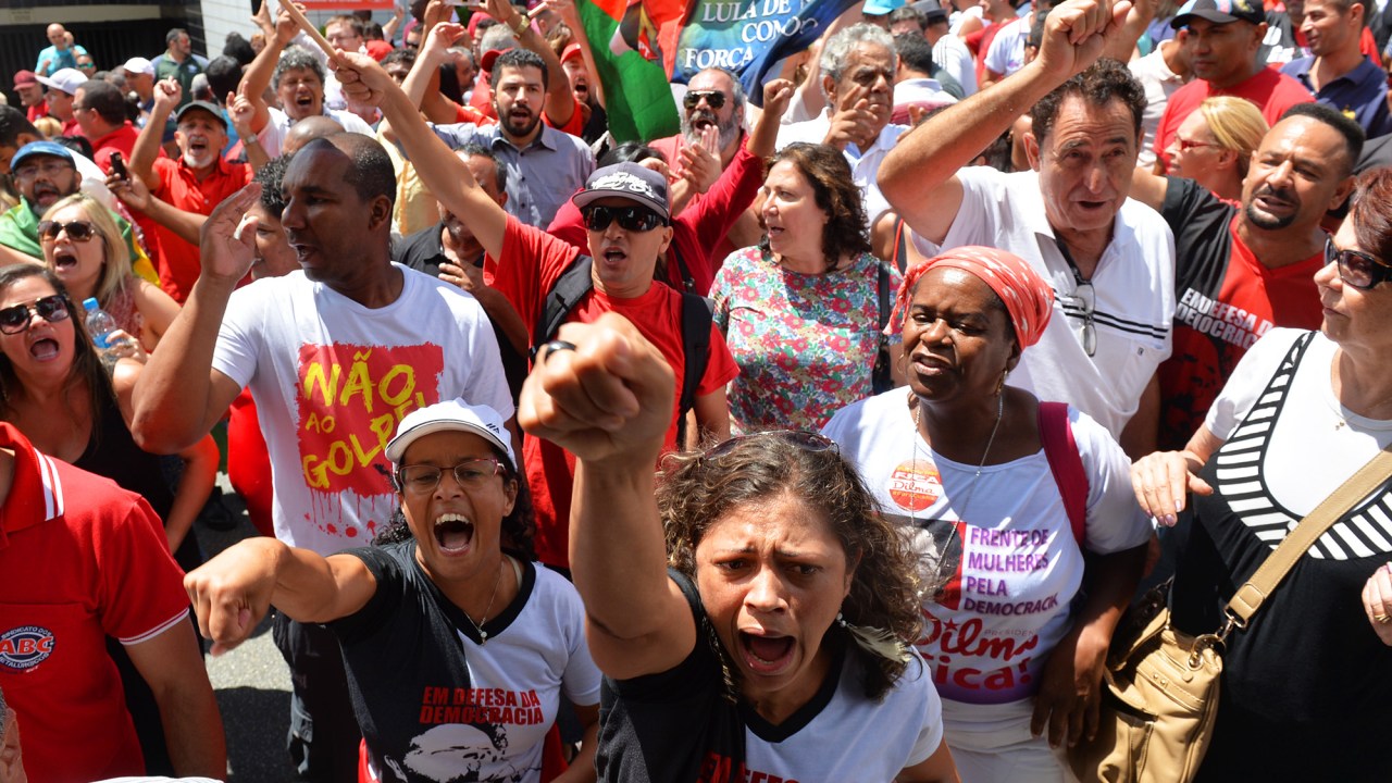 Militantes do Partido dos Trabalhadores e de centrais sindicais, realizam protesto em apoio ao ex-presidente Lula, em frente ao seu apartamento em São Bernardo do Campo, no ABC paulista, na manhã deste sábado (05)