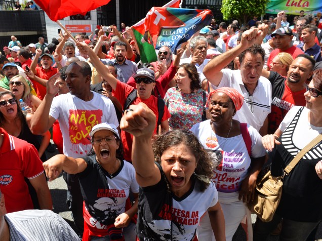 Militantes do Partido dos Trabalhadores e de centrais sindicais, realizam protesto em apoio ao ex-presidente Lula, em frente ao seu apartamento em São Bernardo do Campo, no ABC paulista, na manhã deste sábado (05)