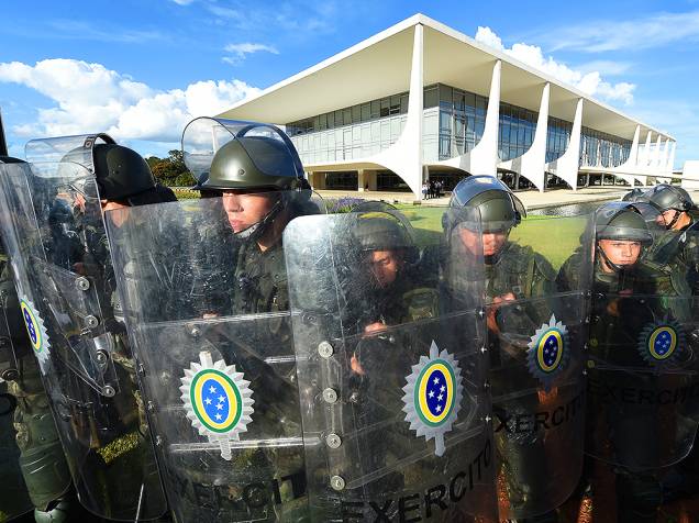 Protesto em frente ao Palácio do Planalto, em Brasília (DF), nesta quarta-feira (16), contra a nomeação do ex-presidente Lula, ao cargo de ministro-chefe da Casa Civil