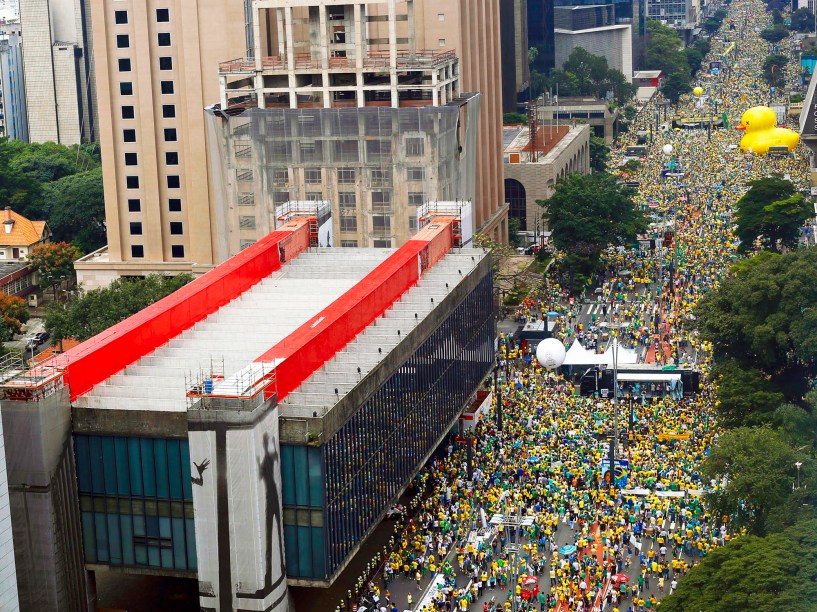 Protesto contra o governo de Dilma Rousseff, na Avenida Paulista, em São Paulo (SP), na tarde deste domingo (13)