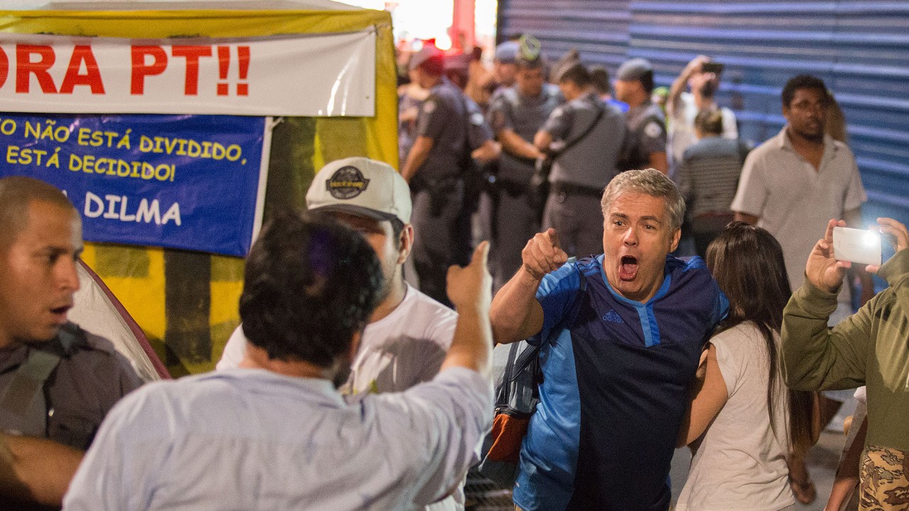 Tensão entre manifestantes contrários e a favor do afastamento da presidente Dilma