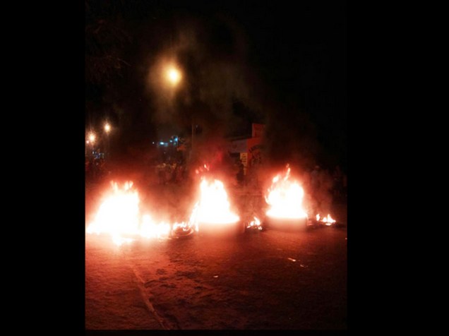 Moradores de Castelo do Piauí fazem protesto em frente à delegacia