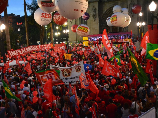 Protesto contra o impeachment, promovido por entidades que apoiam o governo Dilma Rousseff, em São Paulo (SP), nesta quinta-feira (31). Concentração na Praça da Sé