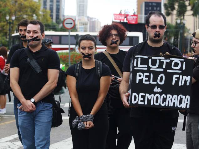Manifestantes ocupam a Praça Nossa Senhora de Salete na região do Centro Cívico, em Curitiba (PR), nesta quarta-feira (29), contra o projeto de lei Paraná Previdência que será votado hoje na Assembleia Legislativa
