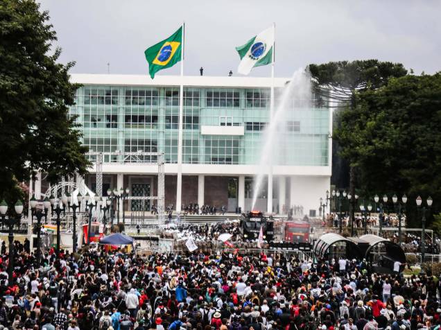 Professores e manifestantes entram em confronto com policiais militares na região do Centro Cívico, em Curitiba (PR), nesta quarta-feira (29), contra o projeto de lei Paraná Previdência que será votado hoje na Assembleia Legislativa