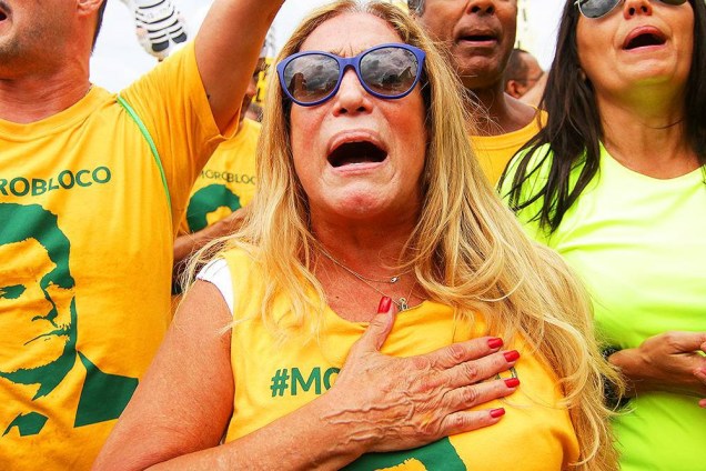 Atriz Susana Vieira, durante protesto contra o governo de Dilma Rousseff, na Praia de Copacabana, no Rio de Janeiro (RJ), na manhã deste domingo (13)