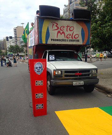 Carros de som começam a chegar, para protesto contra o governo de Dilma Rousseff, na Praia de Copacabana, no Rio de Janeiro (RJ), na manhã deste domingo (13)