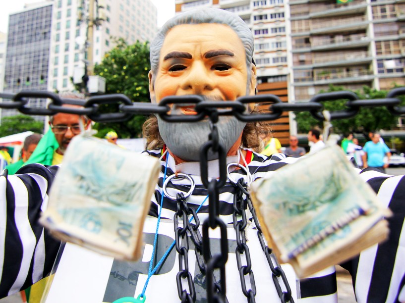 Homem se veste de presidiário, em protesto contra o governo, na Praia de Copacabana, no Rio de Janeiro (RJ), na manhã deste domingo (13)