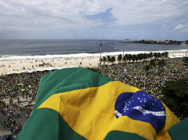 Ato contra a corrupção e a presidente Dilma Rousseff, em Copacabana, Rio de Janeiro, neste domingo (13)