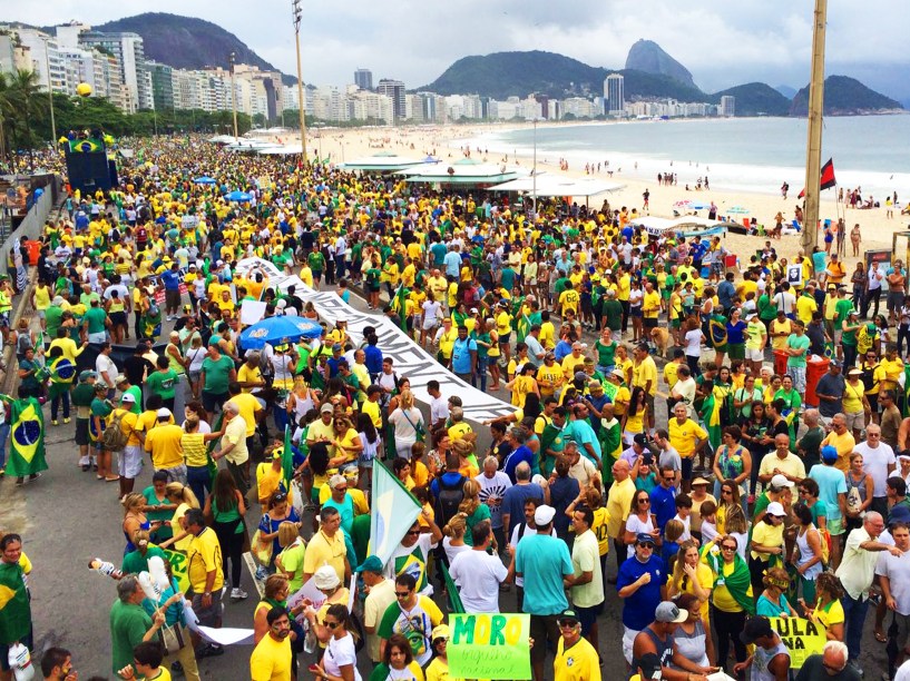 Protesto contra o governo de Dilma Rousseff, na Praia de Copacabana, no Rio de Janeiro (RJ), na manhã deste domingo (13)