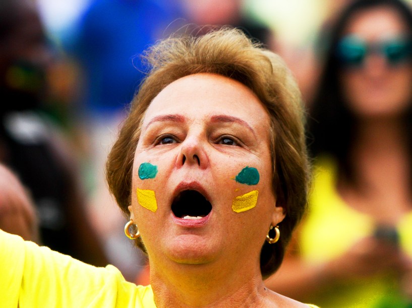 Protesto contra o governo de Dilma Rousseff, na Praia de Copacabana, no Rio de Janeiro (RJ), na manhã deste domingo (13)