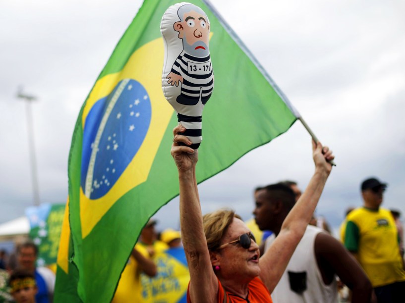 Protesto contra o governo de Dilma Rousseff, na Praia de Copacabana, no Rio de Janeiro (RJ), na manhã deste domingo (13)