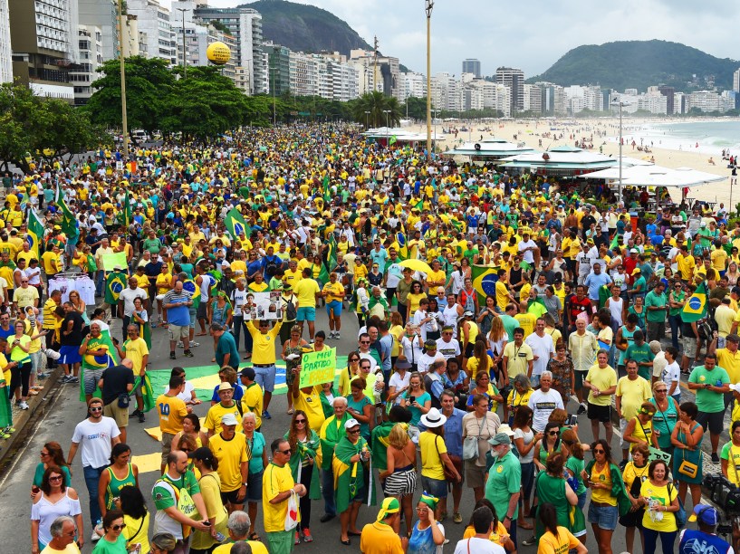 Protesto contra o governo de Dilma Rousseff, na Praia de Copacabana, no Rio de Janeiro (RJ), na manhã deste domingo (13)