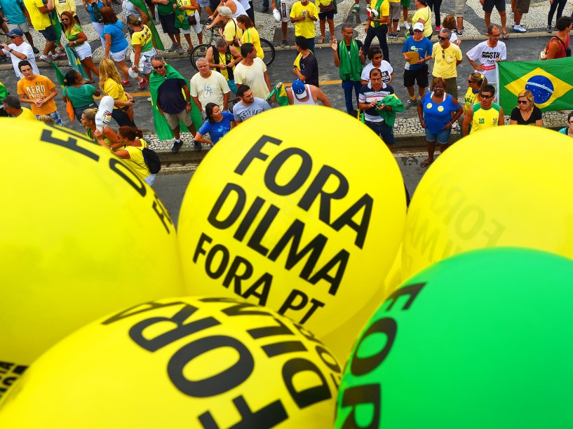 Protesto contra o governo de Dilma Rousseff, na Praia de Copacabana, no Rio de Janeiro (RJ), na manhã deste domingo (13)