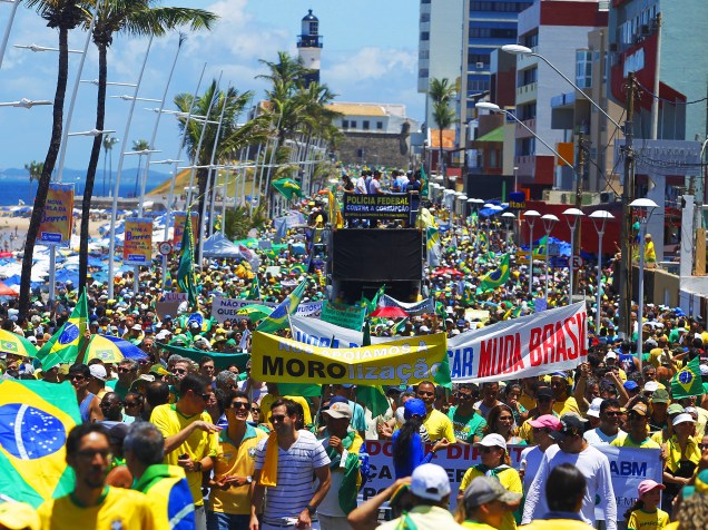 Protesto contra o governo de Dilma Rousseff, em Salvador (BA), no Farol da Barra, neste domingo (13)