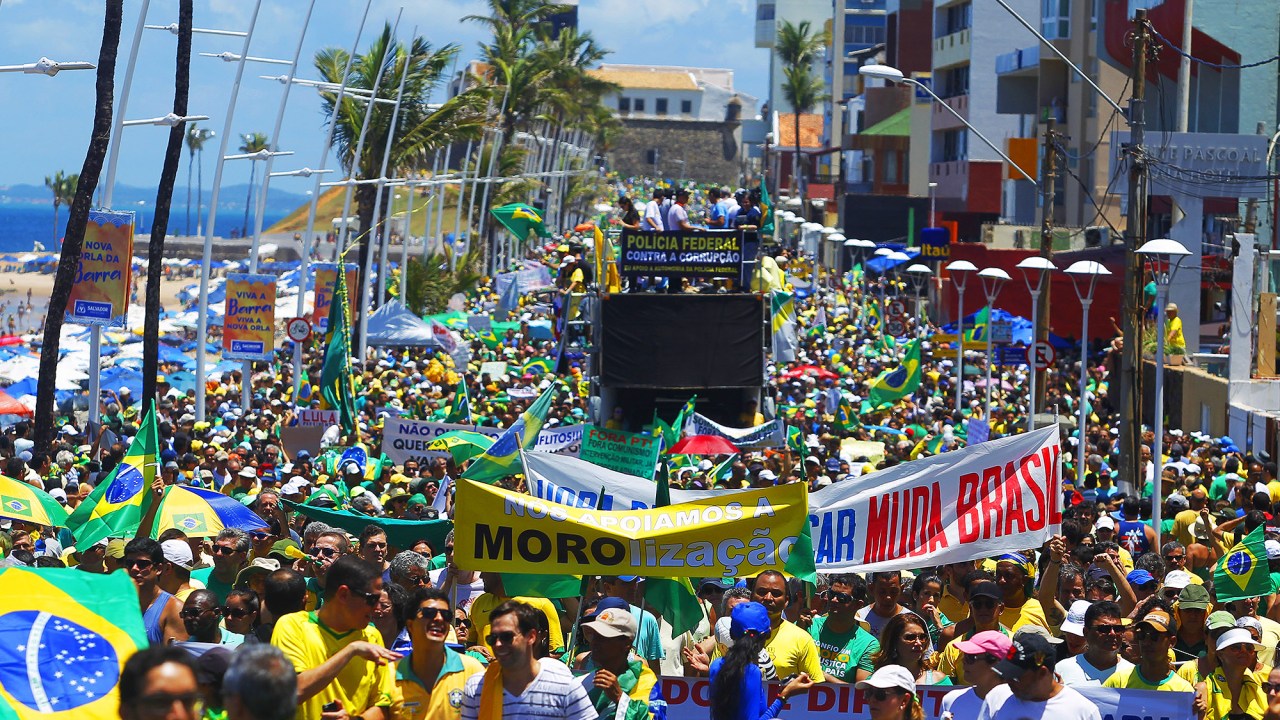 Protesto contra o governo de Dilma Rousseff, em Salvador (BA), no Farol da Barra, neste domingo (13)