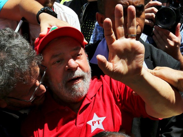 Ex-presidente Lula se encontra com militantes do PT, em frente ao seu apartamento, na tarde deste sábado (05), em São Bernardo do Campo
