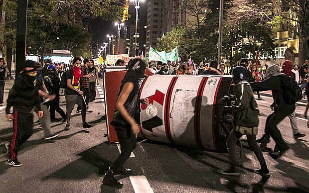 Grupo de black blocs derruba cabine da PM na Avenida Paulista