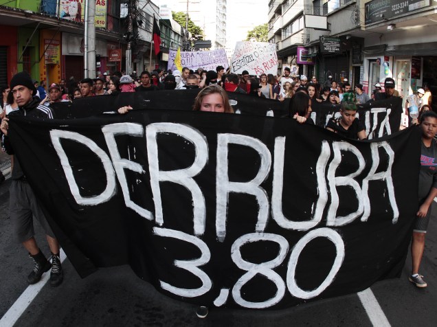 Protesto contra o aumento do valor da tarifa do transporte público na cidade de Campinas, SP, nesta quinta-feira (21). A concentração do ato ocorreu no centro da cidade e foi ate o Terminal Central