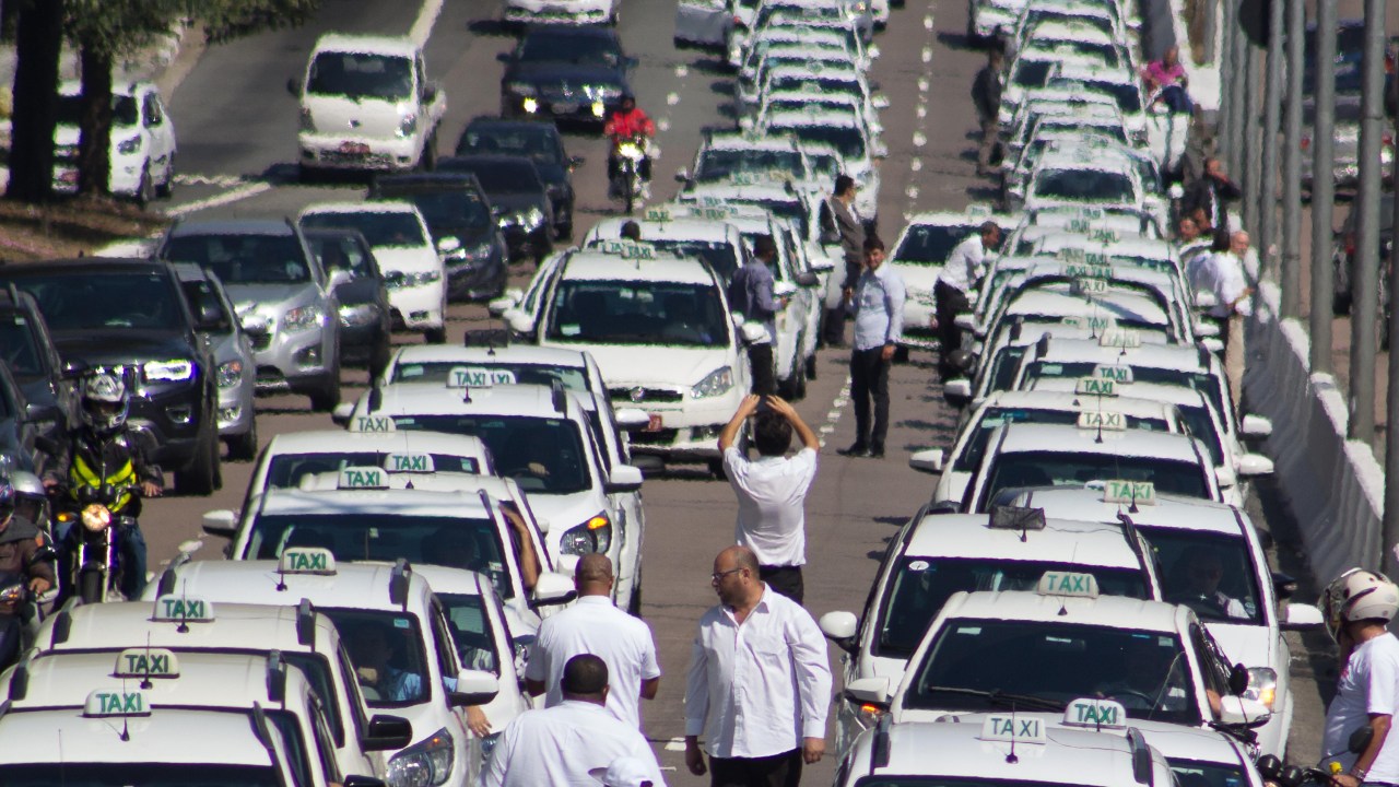 Taxistas protestam contra o aplicativo Uber em São Paulo