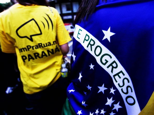 Manifestantes realizam protesto contra o governo da presidente Dilma Rousseff, na rua VX de novermbro, centro de Curitiba,na tarde neste domingo (16)