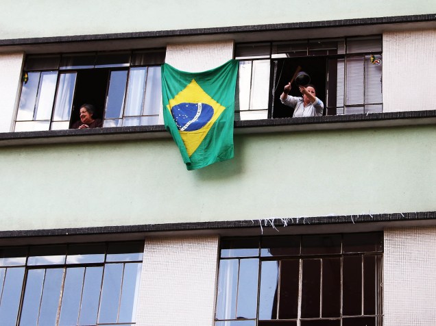 Manifestantes realizam protesto contra o governo da presidente Dilma Rousseff, na rua VX de novermbro, centro de Curitiba,na tarde neste domingo (16)