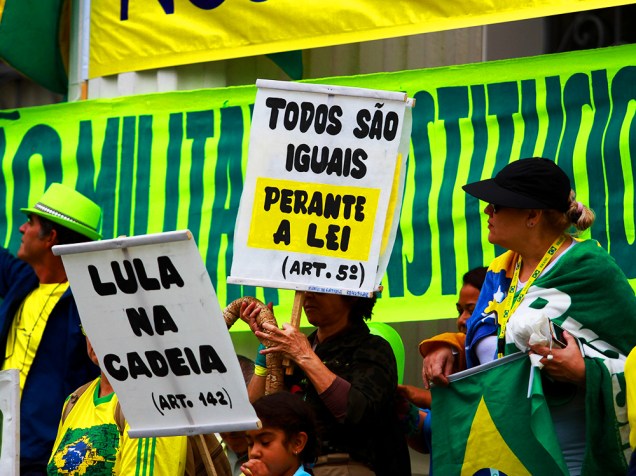 Protesto contra o governo de Dilma Rousseff, em Curitiba (PR), na tarde deste domingo (13)