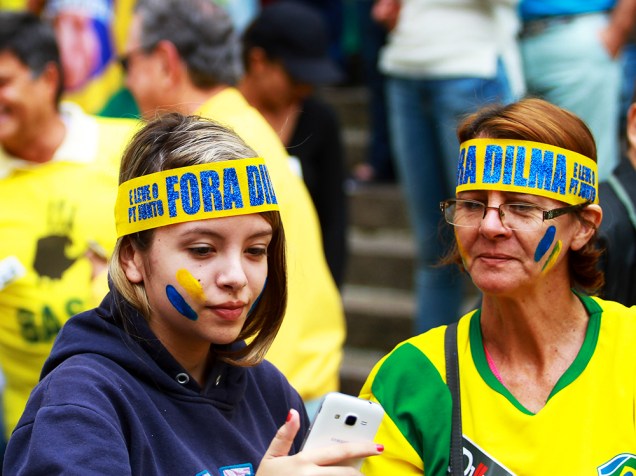 Protesto contra o governo de Dilma Rousseff, em Curitiba (PR), na tarde deste domingo (13)