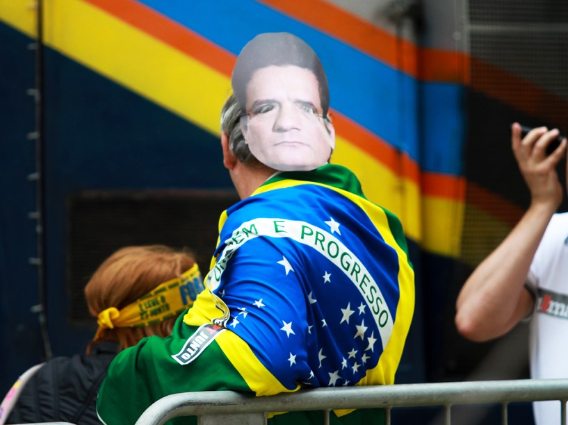 Protesto contra o governo de Dilma Rousseff, em Curitiba (PR), na tarde deste domingo (13)