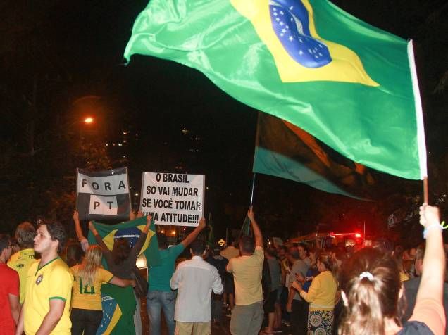 Manifestantes se reúnem na frente da Justiça Federal, em Curitiba, para protestam contra a nomeação do ex-presidente Lula no cargo de ministro da Casa Civil