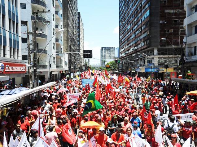 Manifestantes pró Dilma protestam em Recife (PE)