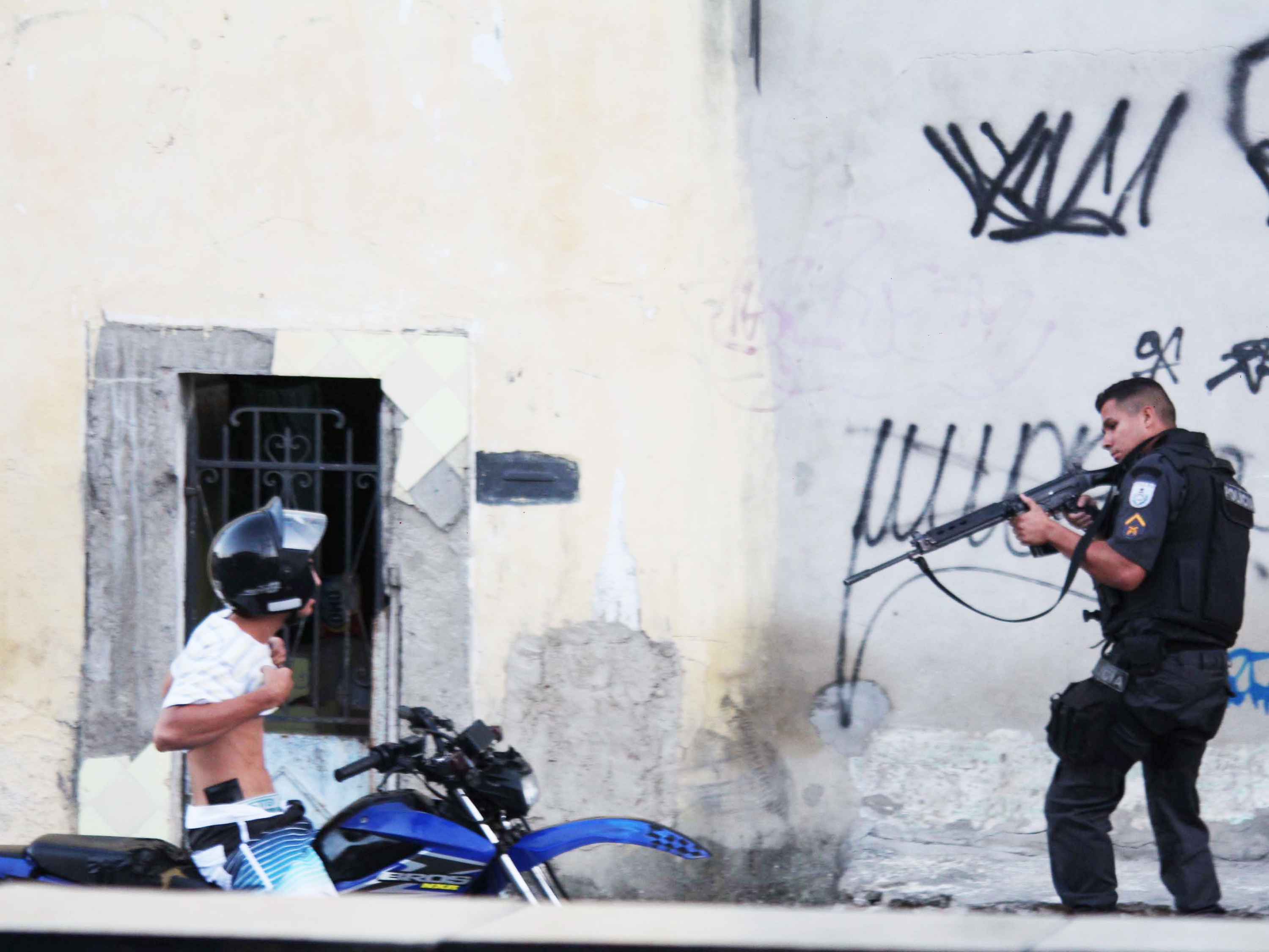 Confronto entre policiais e manifestantes durante protesto de moradores do Conjunto de Favelas do Alemão (RJ)