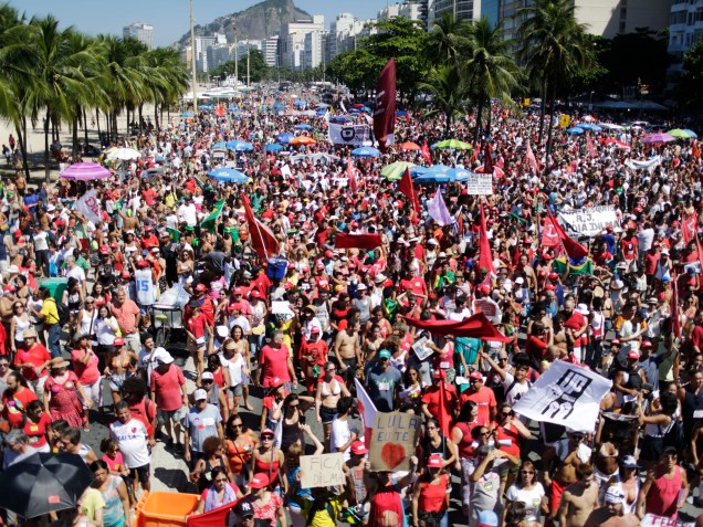 Manifestantes protestam contra o Impeachment da Presidente Dilma Rousseff, no Rio de Janeiro. O processo será votado hoje, na Câmara dos Deputados