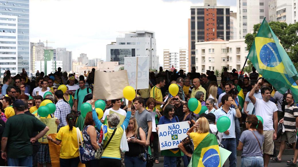 Manifestantes se reuniram no vão do Masp para protestar contra a presidente Dilma Rousseff