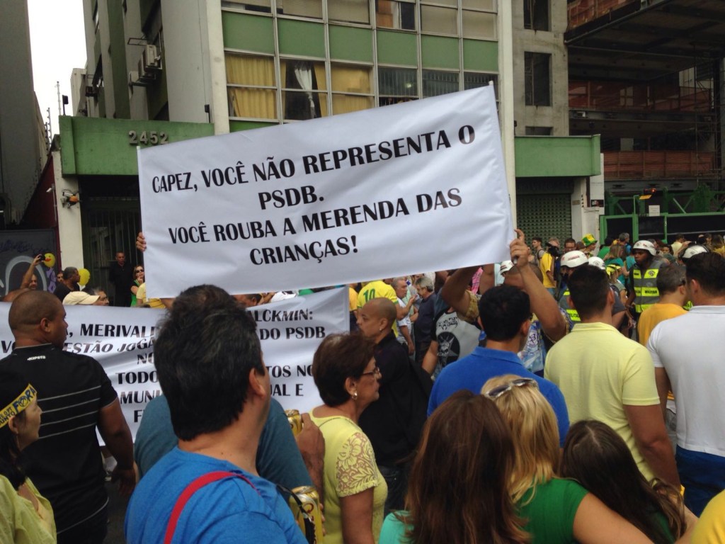 Manifestantes lembram máfia da merenda em São Paulo