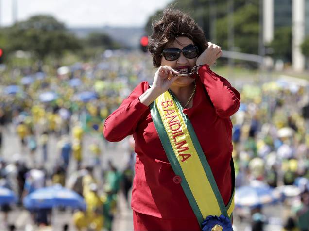 Em Brasília, manifestante caracterizada de Dilma Rousseff