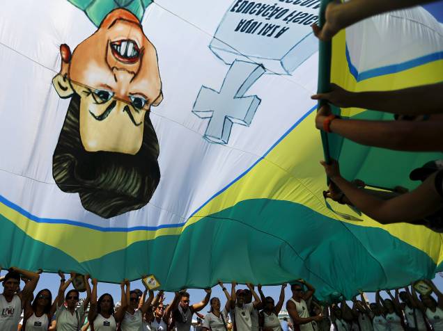 Protesto contra o governo da presidente Dilma Rousseff e contra o PT (Partido dos Trabalhadores) no Rio de Janeiro, neste domingo (12)