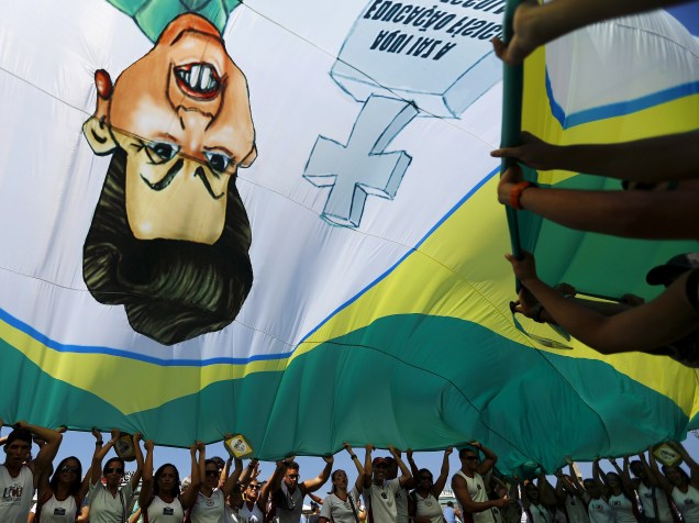 Protesto contra o governo da presidente Dilma Rousseff e contra o PT (Partido dos Trabalhadores) no Rio de Janeiro, neste domingo (12)