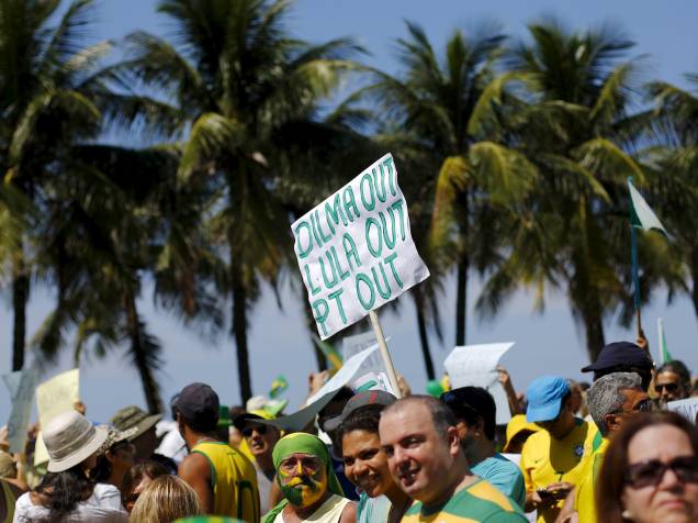 Protesto contra o governo da presidente Dilma Rousseff e contra o PT (Partido dos Trabalhadores) em Copacabana, no Rio de Janeiro, neste domingo (12)
