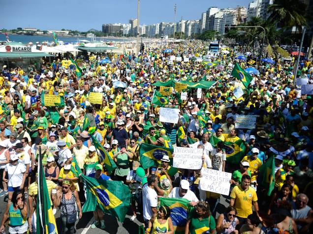 Protesto contra o governo da presidente Dilma Rousseff e contra o PT (Partido dos Trabalhadores) em Copacabana, no Rio de Janeiro, neste domingo (12)