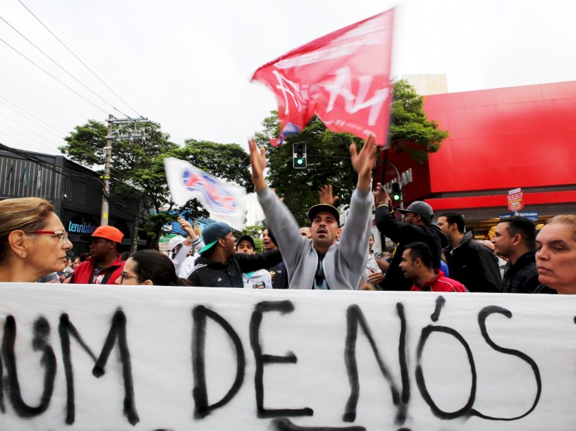 Sindicato dos Metalúrgicos do ABC realiza protesto no centro de São Bernardo do Campo (SP)